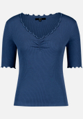 T-Shirt mit gerafftem Ausschnitt / Vorderseite