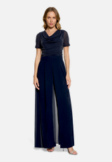 Jumpsuit mit Wasserfallausschnitt / Modellfoto Vorderseite