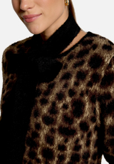 Flauschige Leo-Strickjacke mit Schal  / Detailbild