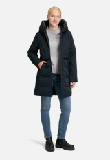 Wintermantel mit Kapuze / Modellfoto Vorderseite (Outfit)