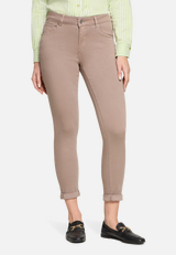 Slim Fit Jeans  mit Stretch-Anteil Style Sunny Short  / Modellfoto Vorderseite
