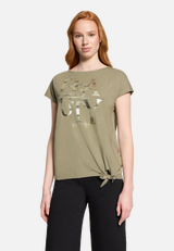 Halbarm-Shirt mit Schleifenknoten / Modellfoto Vorderseite