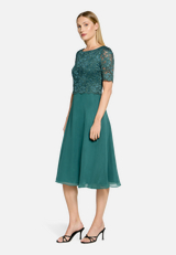 Cocktailkleid mit Spitze / Modellfoto Vorderseite (Outfit)