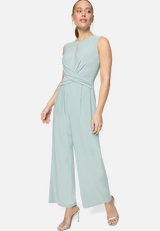 Jumpsuit  mit Wickeloptik  / Modellfoto Vorderseite (Outfit)