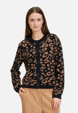 Strick-Cardigan mit Jacquard / Modellfoto Vorderseite