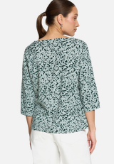 Blusenshirt mit Blumenmuster / Modellfoto Rückseite