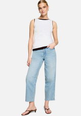 Basic-Top mit U-Boot Ausschnitt  / Modellfoto Vorderseite (Outfit)