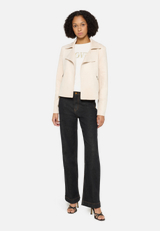 Blazer-Jacke mit offenem Saum / Modellfoto Vorderseite (Outfit)
