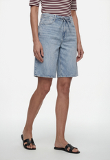 Jeans-Shorts mit Bindedetail  / Modellfoto Vorderseite