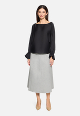 Satin-Bluse mit U-Boot-Ausschnitt / Modellfoto Vorderseite (Outfit)