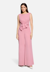 Jumpsuit mit weitem Bein / Modellfoto Vorderseite