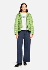 Steppjacke mit abnehmbarer Kapuze / Modellfoto Vorderseite (Outfit)