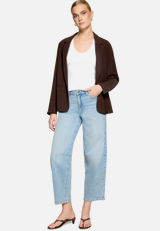 Basic-Top mit V-Ausschnitt  / Modellfoto Vorderseite (Outfit)