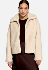 Plüschjacke  mit Reißverschluss / Modellfoto Vorderseite