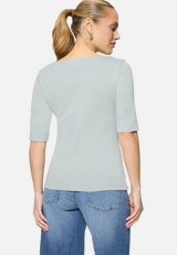 Basic Shirt  mit U-Boot-Ausschnitt / Modellfoto Rückseite
