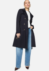 Trenchcoat  mit Gürtel / Modellfoto Vorderseite (Outfit)