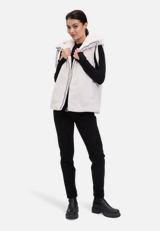 Plüschweste mit Kapuze / Modellfoto Vorderseite (Outfit)
