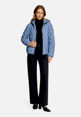 Leichte Steppjacke  mit Kapuze  / Modellfoto Vorderseite (Outfit)