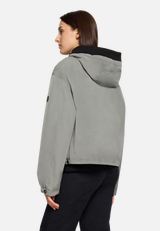 Sommerjacke mit Kapuze / Modellfoto Rückseite