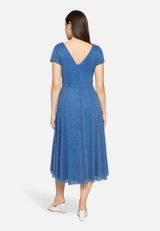 Cocktailkleid im Glitzer-Look / Modellfoto Rückseite