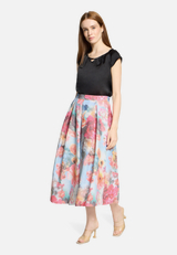 Faltenrock mit Jacquard / Modellfoto Vorderseite (Outfit)