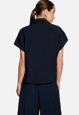 Hemdbluse  kurzarm Crinkle-Struktur / Modellfoto Rückseite