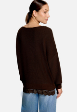 Strickpullover mit Spitzenkante / Modellfoto Rückseite