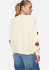 Strickjacke mit bunten 3D Blumen  / Modellfoto Rückseite