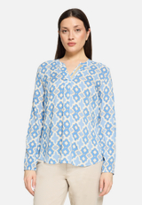 Blusenshirt mit Muster / Modellfoto Vorderseite