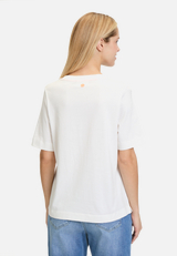 Printshirt mit Rundhalsausschnitt / Modellfoto Rückseite