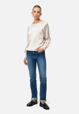 Satinbluse mit Strickbündchen / Modellfoto Vorderseite (Outfit)