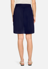 Bermuda-Shorts  mit elastischem Bund / Modellfoto Rückseite