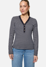 Ringelshirt mit Knopfleiste / Modellfoto Vorderseite