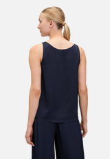 Satin-Bluse mit V-Ausschnitt / Modellfoto Rückseite