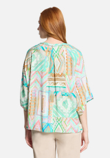 Oversize-Bluse mit Muster / Modellfoto Rückseite