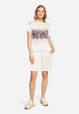Blusenshirt mit Aufdruck / Modellfoto Vorderseite (Outfit)