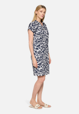 Casual-Kleid mit überschnittenen Ärmeln / Modellfoto Vorderseite (Outfit)