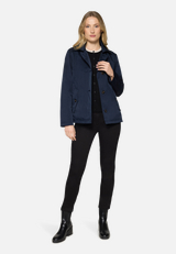Kurzmantel mit Kragen / Modellfoto Vorderseite (Outfit)