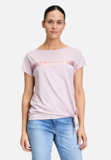 Halbarm-Shirt mit Schleifenknoten / Modellfoto Vorderseite