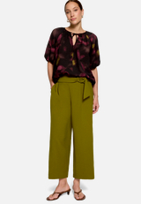 Culotte  mit Schnalle  / Modellfoto Vorderseite (Outfit)