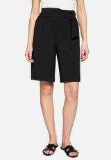 Bermuda-Shorts  mit Gürtel  / Modellfoto Vorderseite
