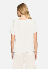 Blusenshirt mit Aufdruck / Modellfoto Rückseite