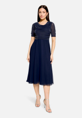 Cocktailkleid im Glitzer-Look / Modellfoto Vorderseite