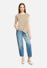 Kurzarm-Shirt mit Lurexfaden / Modellfoto Vorderseite (Outfit)