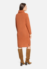Strickkleid mit Turtle Neck / Modellfoto Rückseite