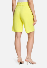 Shorts mit Bundfalten / Modellfoto Rückseite