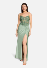 Abendkleid mit Stickerei / Modellfoto Vorderseite