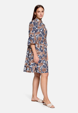 Stufenkleid mit Print / Modellfoto Vorderseite (Outfit)