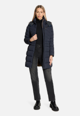 Steppmantel mit abnehmbarer Kapuze / Modellfoto Vorderseite (Outfit)