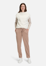 Sweatshirt mit Seitenschlitzen / Modellfoto Vorderseite (Outfit)